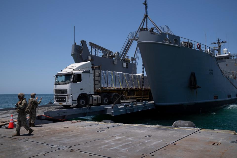 2024年6月25日，加薩臨時碼頭上，美國陸軍在載有人道援助物資的卡車旁邊。美聯社