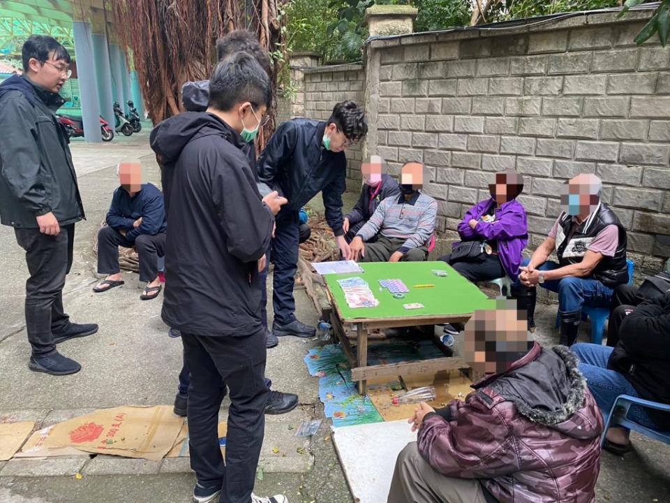 三重碧華公園內舉辦俗稱「士九」的象棋賭博，員警當場查獲賭徒吳姓犯嫌等6人，查扣賭資新台幣4萬3,900元及象棋1副。（三重警分局提供）