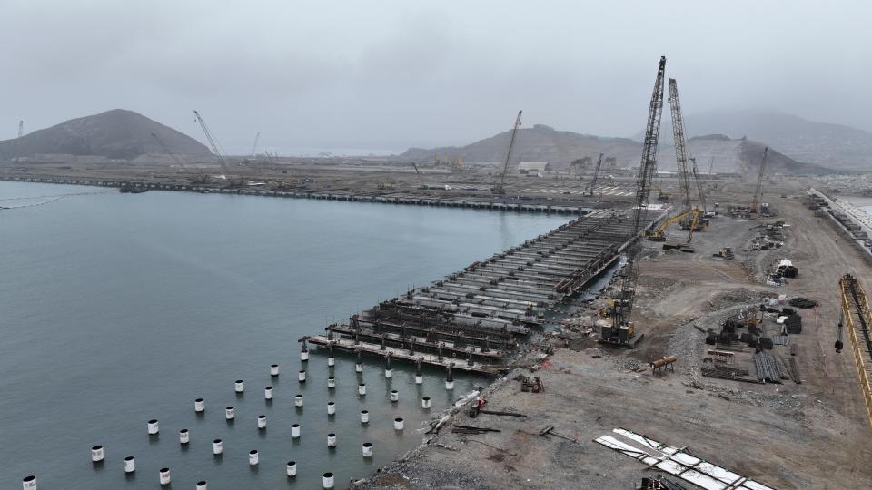 Grúas operativas en las obras del puerto multipropósito de Chancay, construido por una empresa estatal china en Chancay, Perú, el martes 22 de agosto de 2023. (AP Foto/César Barreto)
