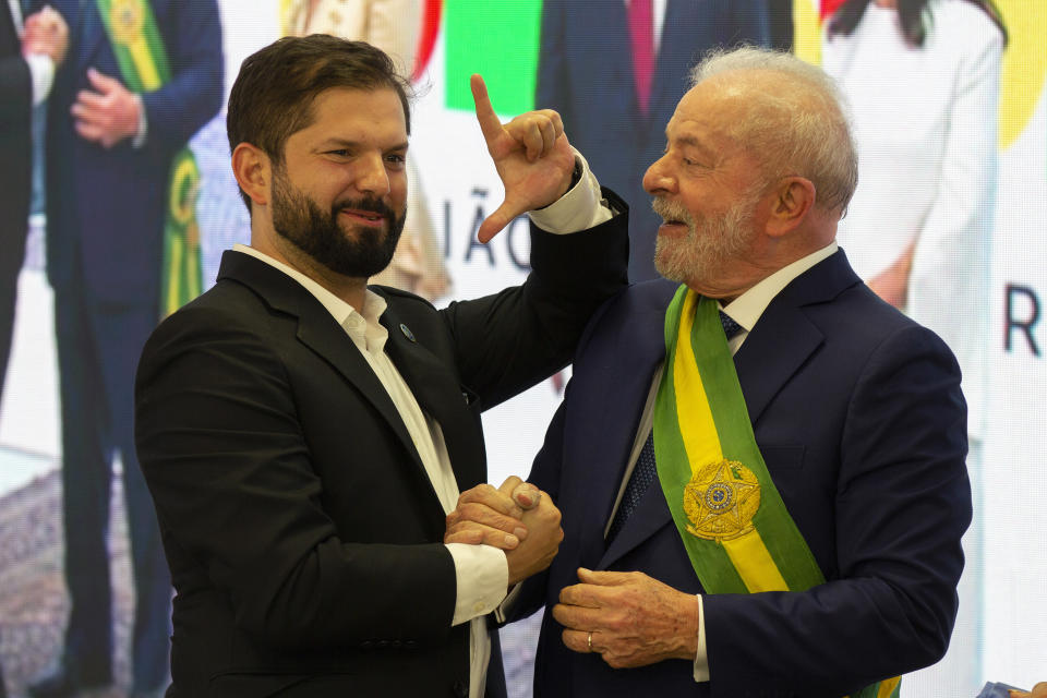 Boric (Chile) y Lula (Brasil) se saludan. Ninguno de ellos va a ser aliado de Milei. (Photo by Joedson Alves/Anadolu Agency via Getty Images)