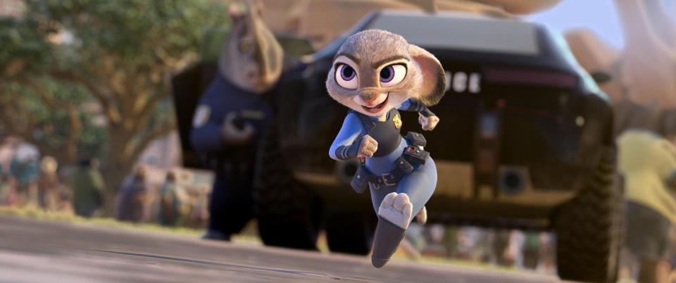 Zootopia (également connu sous le nom de Zootropolis dans d'autres pays) est une comédie-aventure américaine en 3D animée par ordinateur.[6] film produit par Walt Disney Animation Studios et le 55e long métrage d'animation de Disney.  Cette photographie est destinée à un usage éditorial uniquement et est le droit d'auteur de la société cinématographique et/ou du photographe assigné par la société cinématographique ou de production et ne peut être reproduite que par des publications en conjonction avec la promotion du film ci-dessus.  Un crédit obligatoire à la société cinématographique est requis.  Le photographe doit également être crédité lorsqu'il est connu.