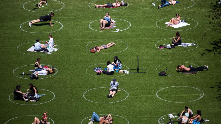 Die Kreise sollen dafür sorgen, dass der Sicherheitsabstand eingehalten wird. Foto: dpa