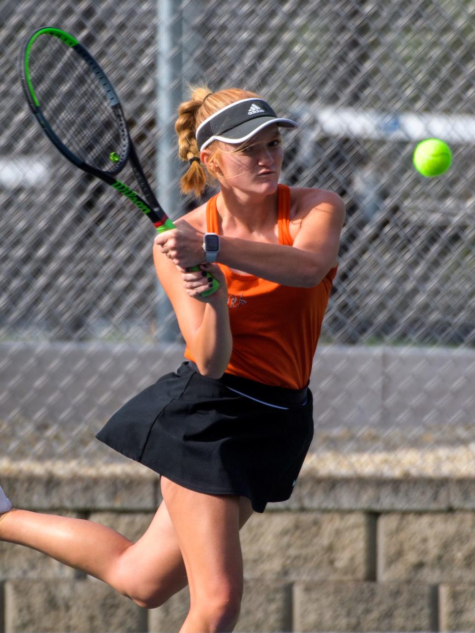 Washington junior Hailey Gerlach makes a return against Peoria Notre Dame's Mary Breitbach during a Sept. 26, 2022 match at Glen Oak Park in Peoria.