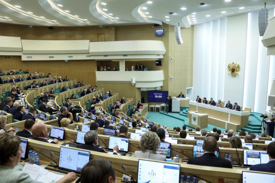 En esta imagen proporcionada por la Asamblea Federal de la Federación Rusa, integrantes de la Asamblea participan en una sesión el miércoles 12 de abril de 2023, en Moscú, Rusia. (Asamblea Federal de la Federación Rusa vía AP)