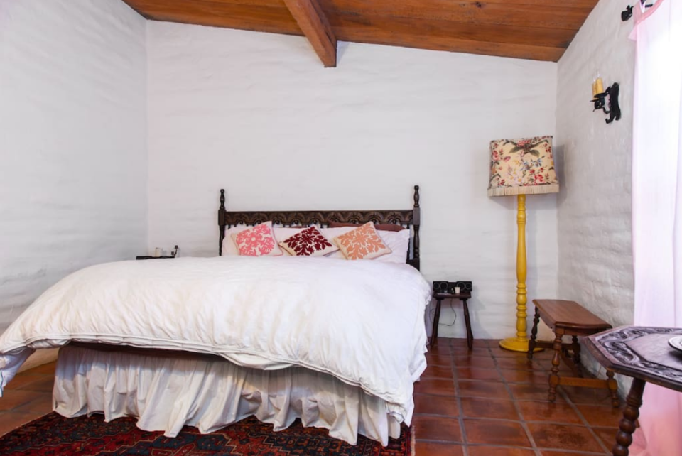 <p>Here’s another bedroom (Airbnb) </p>