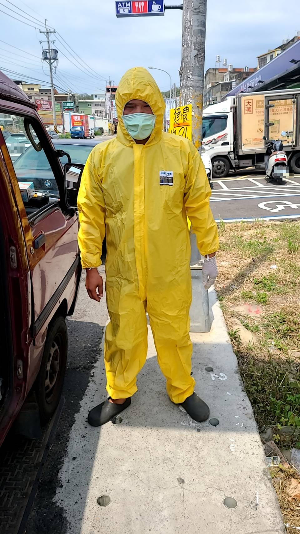 清潔人員穿防護衣消毒。（圖／翻攝自新竹大小事）