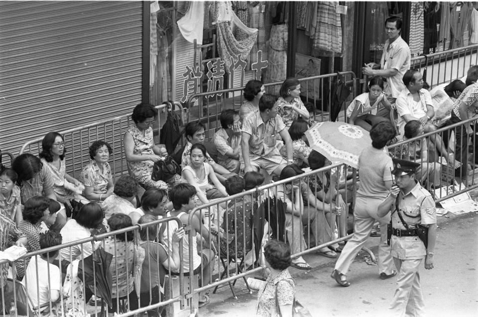恒隆在一九七八年九月開售德福花園，數百市民在旺角通宵排隊認購單位。 (Yau Tin-kwai/South China Morning Post via Getty Images)