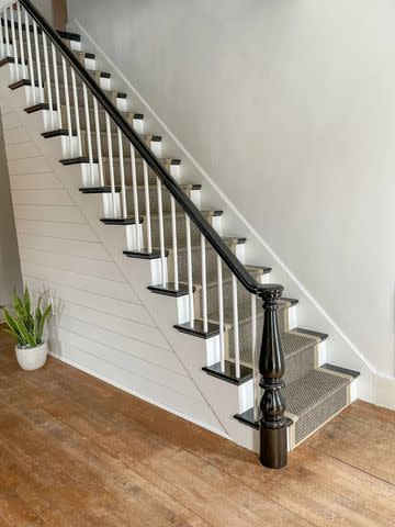 <p><a href="https://everydaylaura.com/2022/02/08/our-dramatic-staircase-makeover/" data-component="link" data-source="inlineLink" data-type="externalLink" data-ordinal="1" rel="nofollow">Everyday Laura</a></p>