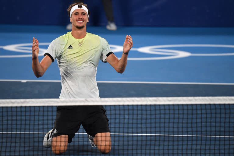 El alemán Alexander Zverev celebrando su victoria en la final de los Juegos Olímpicos de Tokio 2020 contra el ruso Karen Khachanov.