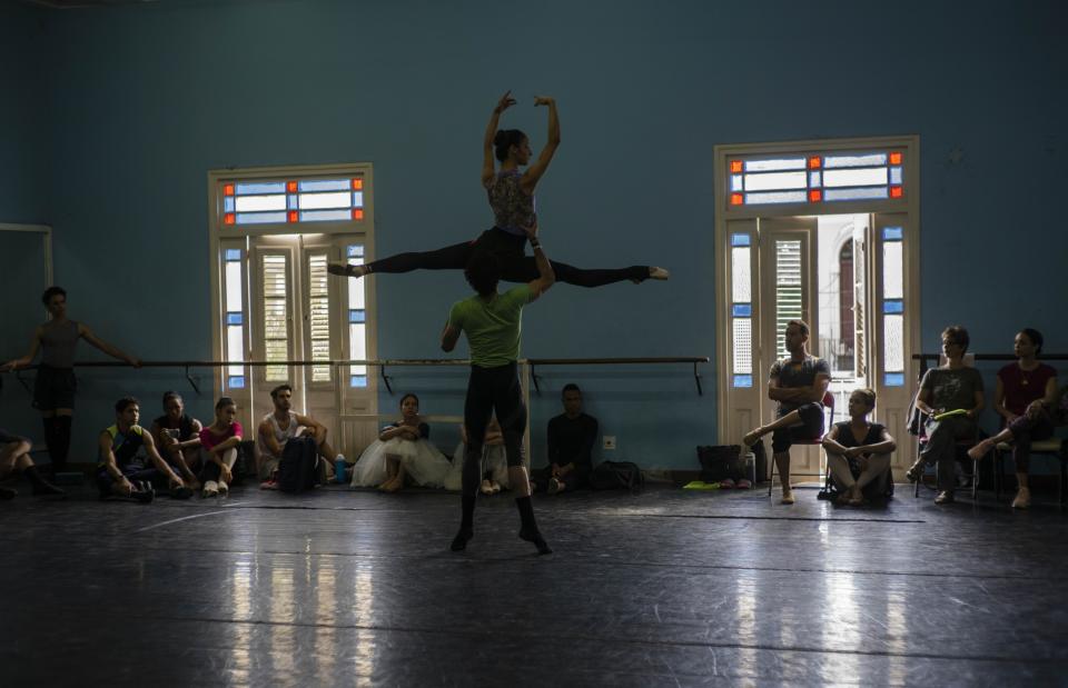 Miembros del Ballet Nacional de Cuba ven una práctica dirigida por Viengsay Valdés el jueves 12 de diciembre del 2019 en La Habana. (AP Foto/Ramón Espinosa)