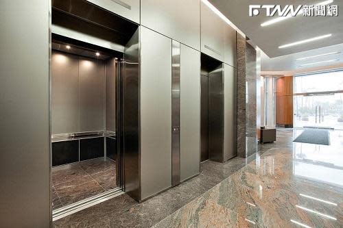 許多人紛紛提醒原PO買大樓時要注意「梯戶比」，如果電梯太少，尖峰時間會浪費很多時間。（示意圖／Unsplash）