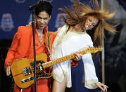 Musician Prince performs for the media in Miami Beach, Florida, February 1, 2007. REUTERS/Brian Snyder