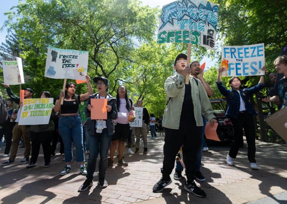 La estudiante Alexa Ballesteras de Tuition Takeover, cuarta desde la derecha, levanta una pancarta que dice "congelen las cuotas" durante la protesta en Sacramento State el miércoles 10 de abril de 2024, sobre el alza del 34% a las colegiaturas del sistema de la Universidad Estatal de California.