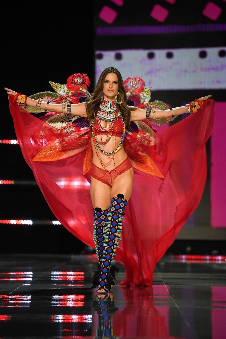 Alessandra Ambrosio (Photo: FRED DUFOUR via Getty Images)