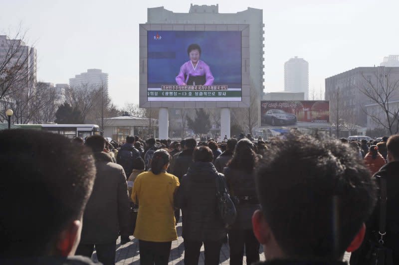 北韓民眾在廣場觀看自家電視台宣布「衛星」發射成功（美聯社）