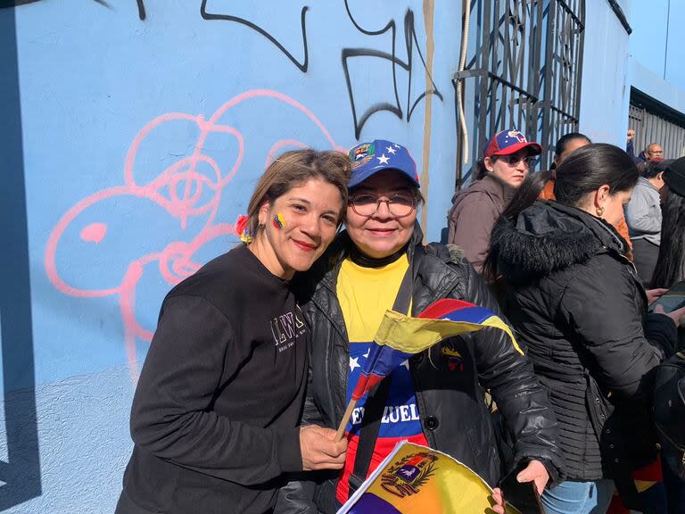 Laura Martínez y Marta, dos amigas venezolanas que estuvieron presentes hoy en la embajada de Venezuela en Buenos Aires.