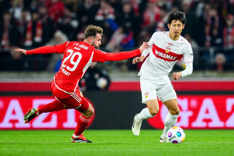 Union Berlin's Lucas Tousart (L) and Stuttgart's Hiroki Ito (R) battle for the ball during the German Bundesliga soccer match between VfB Stuttgart and 1. FC Union Berlin at MHPArena. Tom Weller/dpa