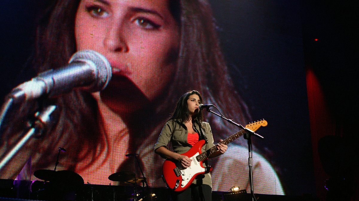  Amy Winehouse playing her red Fender Strat on stage at the wembley arena. 