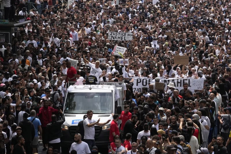 2023年6月底至7月，法國非裔少年拒攔檢被警察槍殺引起了大規模抗議騷亂。（AP）