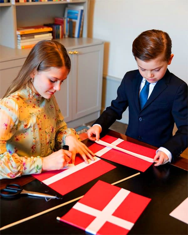 Estelle y Oscar de Suecia preparan banderas de Dinamarca