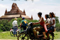 <p>Tourists look at a damaged pagoda after an earthquake in Bagan, Myanmar August 25, 2016. (REUTERS/Soe Zeya Tun) </p>