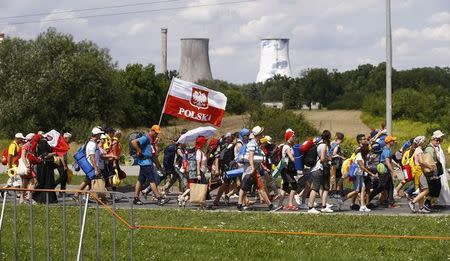 Faithful arrive at the Campus Misericordiae for Pope Francis during World Youth Day in Brzegi near Krakow, Poland July 30, 2016. REUTERS/Kacper Pempel