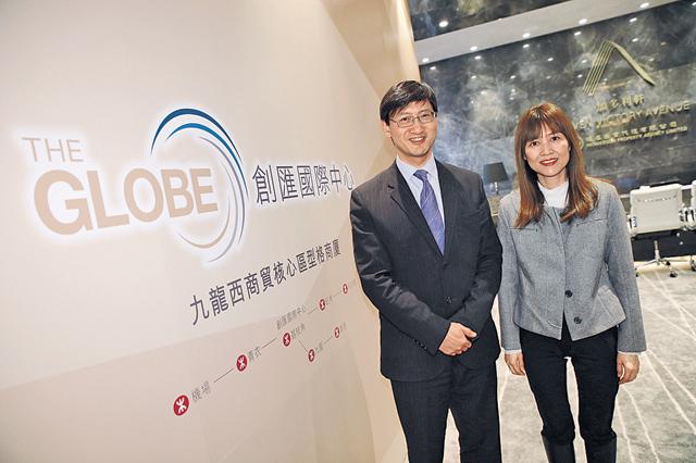 恒地營業（二）部總經理韓家輝（左）表示，「創匯國際中心 THE GLOBE」的「創匯」指開「創」商機，「匯」聚各種優勢。旁為恒地營業（二）部副總經理蔡韻玲。（梁偉榮攝）