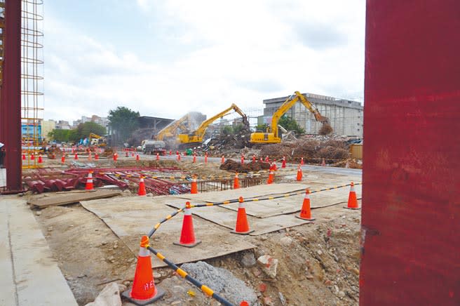 台北市長柯文哲去年信誓旦旦稱第一果菜市場及萬大魚市場改建，今年4月先完工中繼市場，6月讓攤商進駐營運，市議員王世堅19日會勘發現仍是一片工地。（張立勳攝）