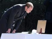 Auf dem Kriegsfriedhof des Commonwealth betrachtet Prinz William eine Fotografie seiner verstorbenen Mutter Diana. Foto: Chris Jackson