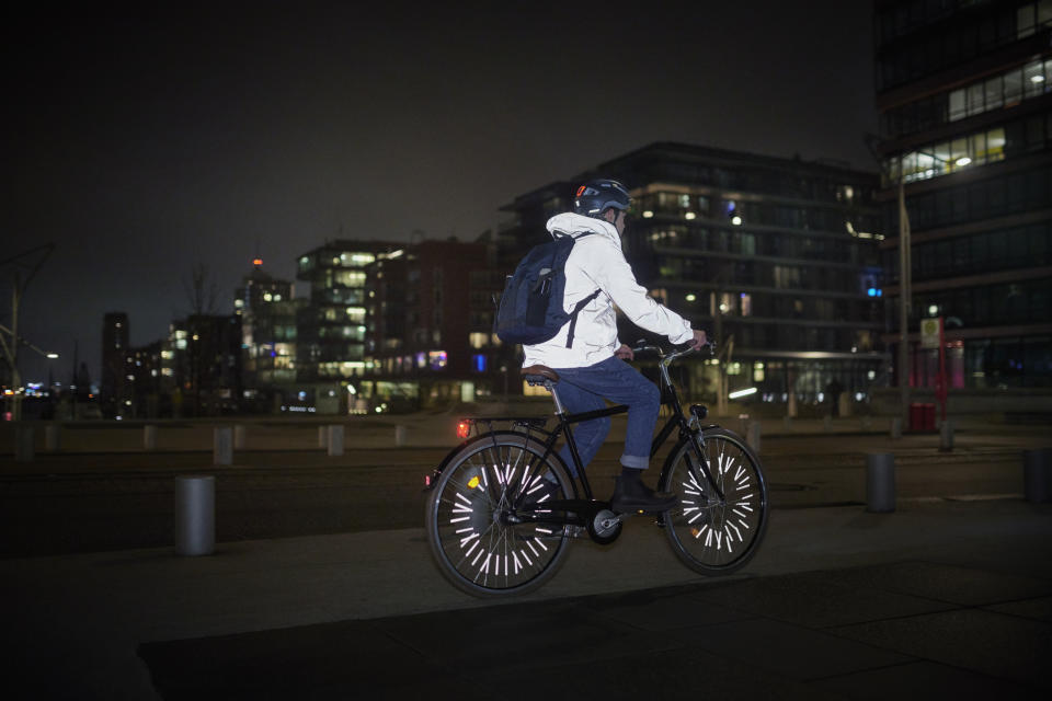 Da können Katzenaugen nicht mithalten: Für gute Sichtbarkeit braucht ein Fahrrad moderne Reflektoren (Symbolbild: Getty Images)