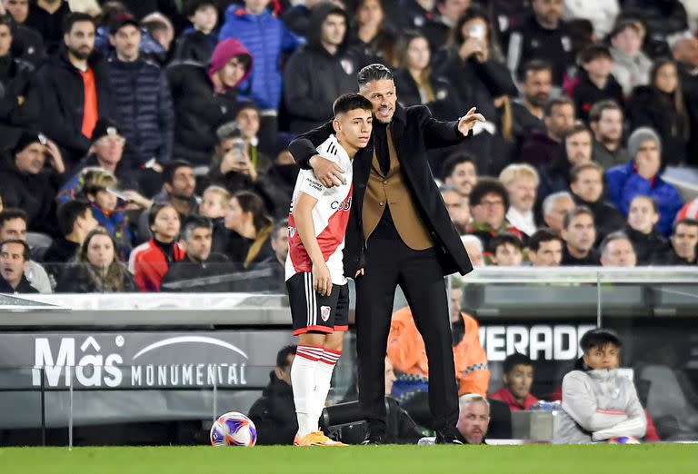 Claudio Echeverri y Martín Demichelis, durante un partido en el estadio Monumental