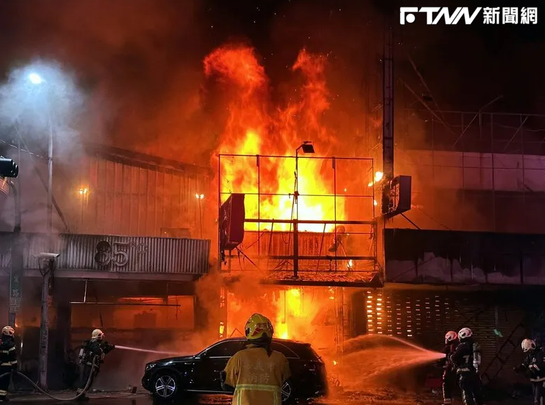 嘉義市友愛路與興雅路口多間店面，昨日深夜11點多傳出火警。（圖／翻攝畫面）