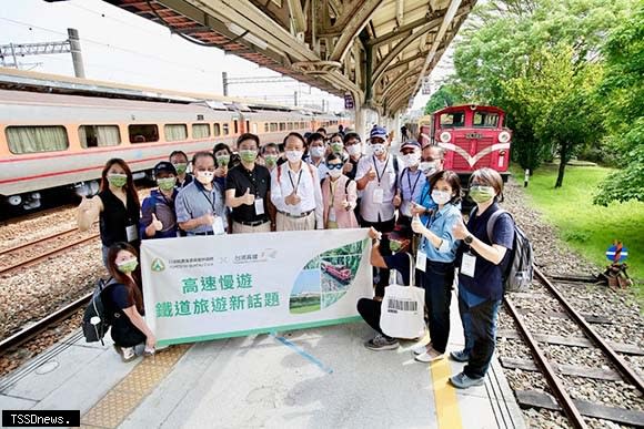 林務局與台灣高鐵公司首航活動-高速慢遊鐵道旅遊新話題。(林務局提供)