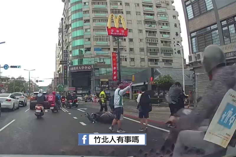 警方到場後，學生還提醒後方駕駛，避免二次車禍。（圖／翻攝自「竹北人有事嗎」）