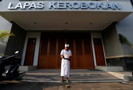 FILE PHOTO: A prisoner prays in front of Kerobokan prison in Denpasar, on the Indonesian island of Bali, Indonesia March 1, 2015. REUTERS/Beawiharta/File Photo