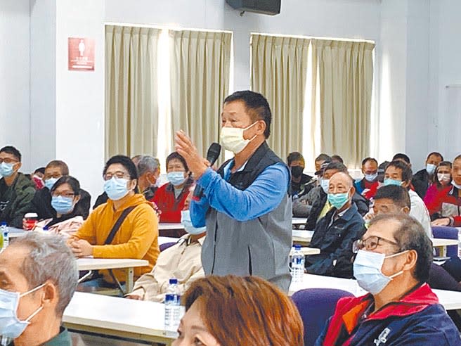 農民反映農業供水問題外也認為休耕補償只給地主，代耕農什麼都拿不到。（呂筱蟬攝）