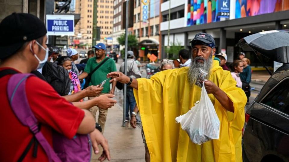 Un hombre reparte comida en Texas