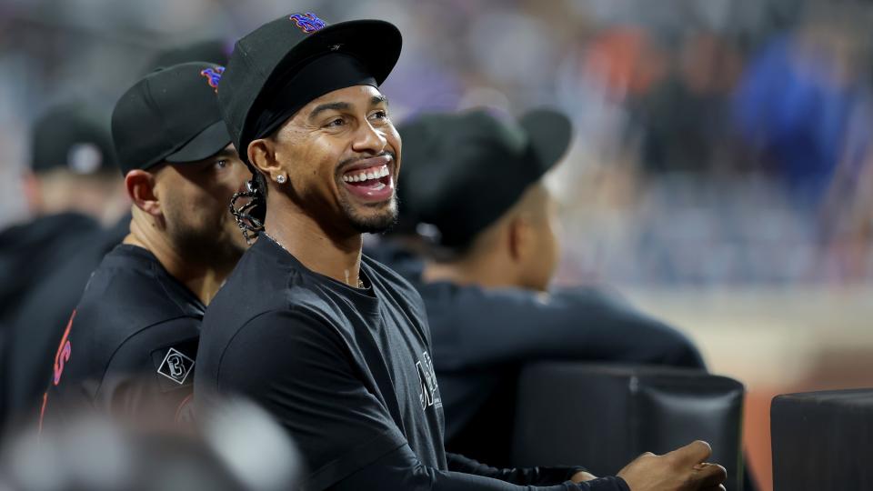 20 de septiembre de 2024; Ciudad de Nueva York, Nueva York, EE. UU.; El campocorto de los Mets de Nueva York, Francisco Lindor (12), se ríe en el dugout durante la novena entrada contra los Filis de Filadelfia en el Citi Field.