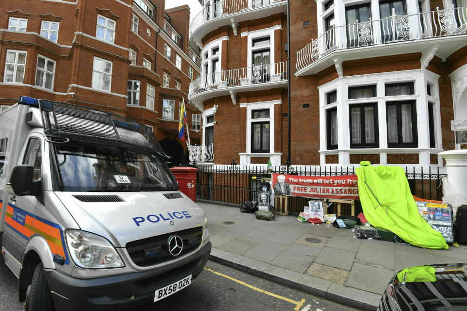 En la imagen, un vehículo policial estacionado en el exterior de la embajada de Ecuador en Londres tras la detención del fundador de WikiLeaks, Julian Assange, el 11 de abril de 2019. (John Stillwell/PA via AP)