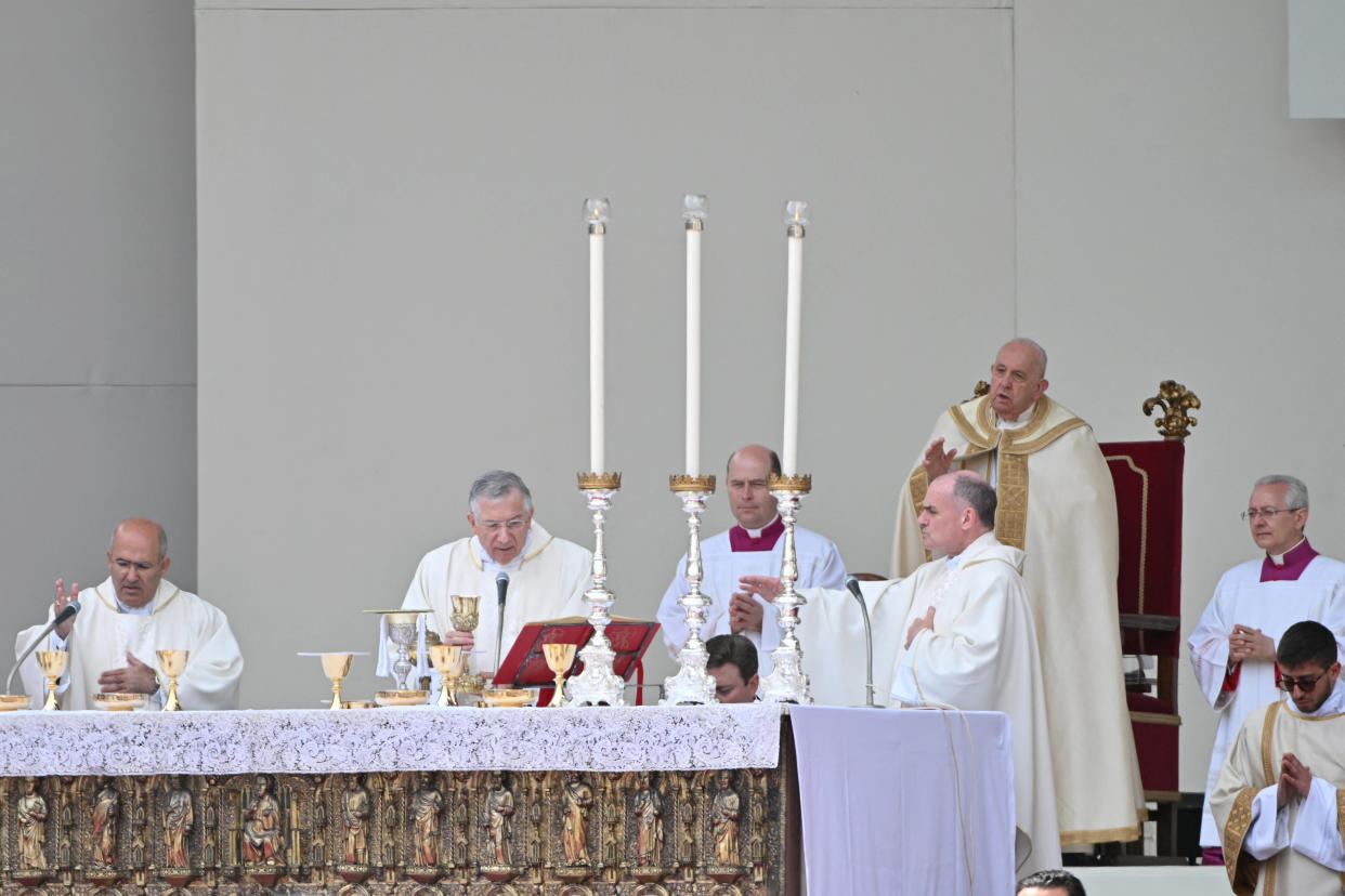 Le pape, à Venise pour son premier déplacement en sept mois, s’adresse aux touristes (Photo du pape François lors de la messe sur la place Saint-Marc le 28 avril 2024) 