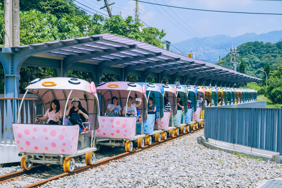 從深澳站出發的鐵道自行車排排列，等候出發。圖：謝佳真／攝