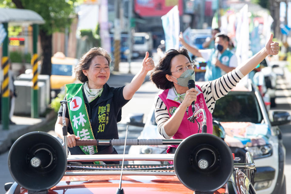 民進黨新北市長候選人林佳龍仍在自主健康管理階段，今(3)日下午由太太廖婉如扮演分身，與立委蘇巧慧在樹林區進行車隊掃街。   圖：林競辦提供