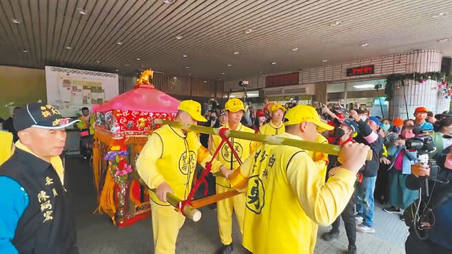 苗栗縣通霄鎮白沙屯拱天宮媽祖20日清晨起駕南下進入彰化縣境，在萬眾矚目下，前往秀傳醫院，為車禍重傷的陳姓姊姊祈福。（孫英哲攝）