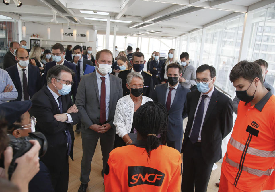 Élisabeth Borne, alors ministre du Travail, retrouve en juillet 2021 le président-directeur général du groupe SNCF à la gare de Lyon, à Paris, pour signer la charte « 1 jeune, 1 solution » en faveur de l’emploi des jeunes.<br><p>Aux Transports (2017-2019), à la Transition écologique et solidaire (2019-2020) puis au Travail (depuis 2020)… Autant dire trois portefeuilles décisifs dans le nouveau quinquennat qui s’ouvre pour Emmanuel Macron. Le président de la République souhaite reprendre la réforme des retraites, avortée en raison de la pandémie mais déjà menée de front par Élisabeth Borne. Il devrait aussi faire valoir son principe de « planification écologique » défendu pendant la campagne, qui passera nécessairement par une adaptation des moyens de locomotion. Comme ministre des Transports, Élisabeth Borne avait cependant déçu les espoirs de développement conséquent du ferroviaire. Elle reste aussi favorable au nucléaire dans le mix énergétique et a contribué à retarder de 2025 à 2035 la réduction de la part du nucléaire dans la production électrique.</p><br>