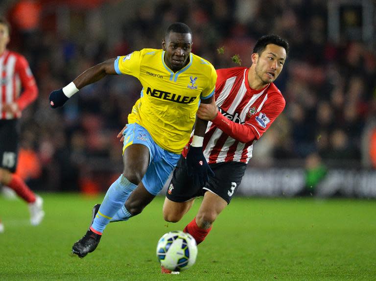 Southampton's Japanese defender Maya Yoshida (R) vies with Crystal Palace's French-born Congolese midfielder Yannick Bolasie during their English Premier League football match in Southampton, England on March 3, 2015