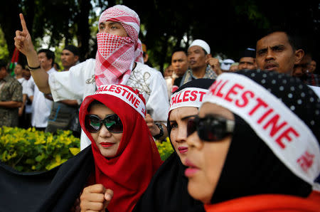 Muslim group members shouts a slogan during protest to condemn Washington's decision to recognize Jerusalem as Israel's capital, outside the U.S. embassy in Jakarta, Indonesia December 8, 2017. REUTERS/Beawiharta