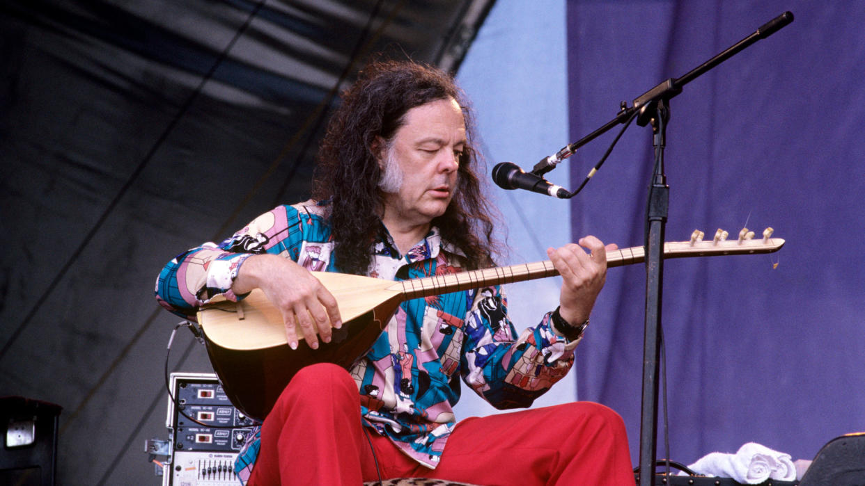  David Lindley performing at the New Orleans Jazz and Heritage Festival at the Fair Grounds Race Course in New Orleans, Louisiana on May 5, 2000. 