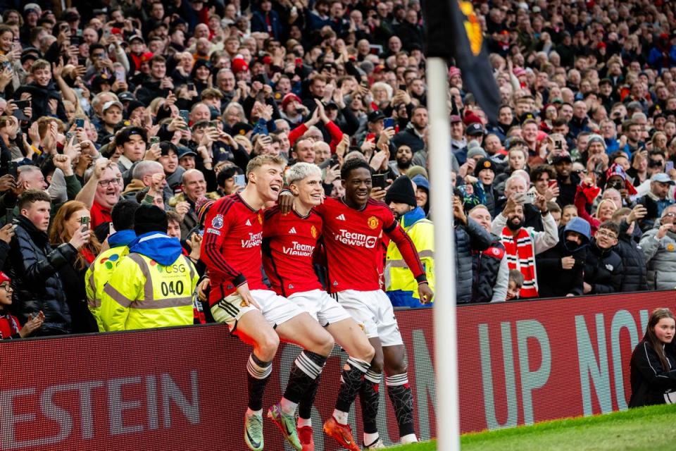 Rasmus Hojlund, Alejandro Garnacho and Kobbie Mainoo celebrate (Manchester United via Getty Imag)
