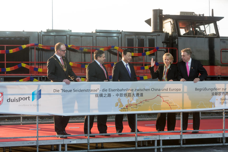 DUISBURG, GERMANY - MARCH 29:  (L-R) Lord Mayor of the city of Duisburg Soren Link (SDP), Vice Chancellor and Economy and Energy Minister Sigmar Gabriel (SPD), Chinese President Xi Jinping, Prime Minister of the German State of Northrhine-Westfalia Hannelore Kraft and CEO of Duisburger Hafen AG (Duisport) Erich Staake attend the arrival of "Yuxinou" container train at the Logport terminal on March 29, 2014 in Duisburg, North Rhine-Westphalia, Germany. The train, which is up to 750 meters long, links the Duisburg shipping port directly with the Chinese city of Chongqing, located 10,000 kilometers away. Xi Jinping is on a two-day official visit to Germany. (Photo by Pool/Getty Images)