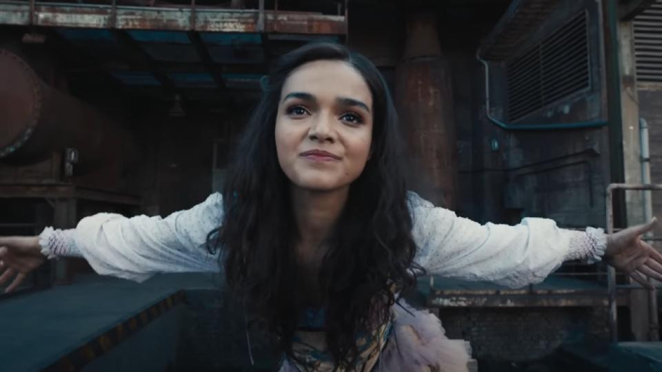 Rachel Zegler bowing as Lucy Gray in The Ballad of Songbirds and Snakes trailer.